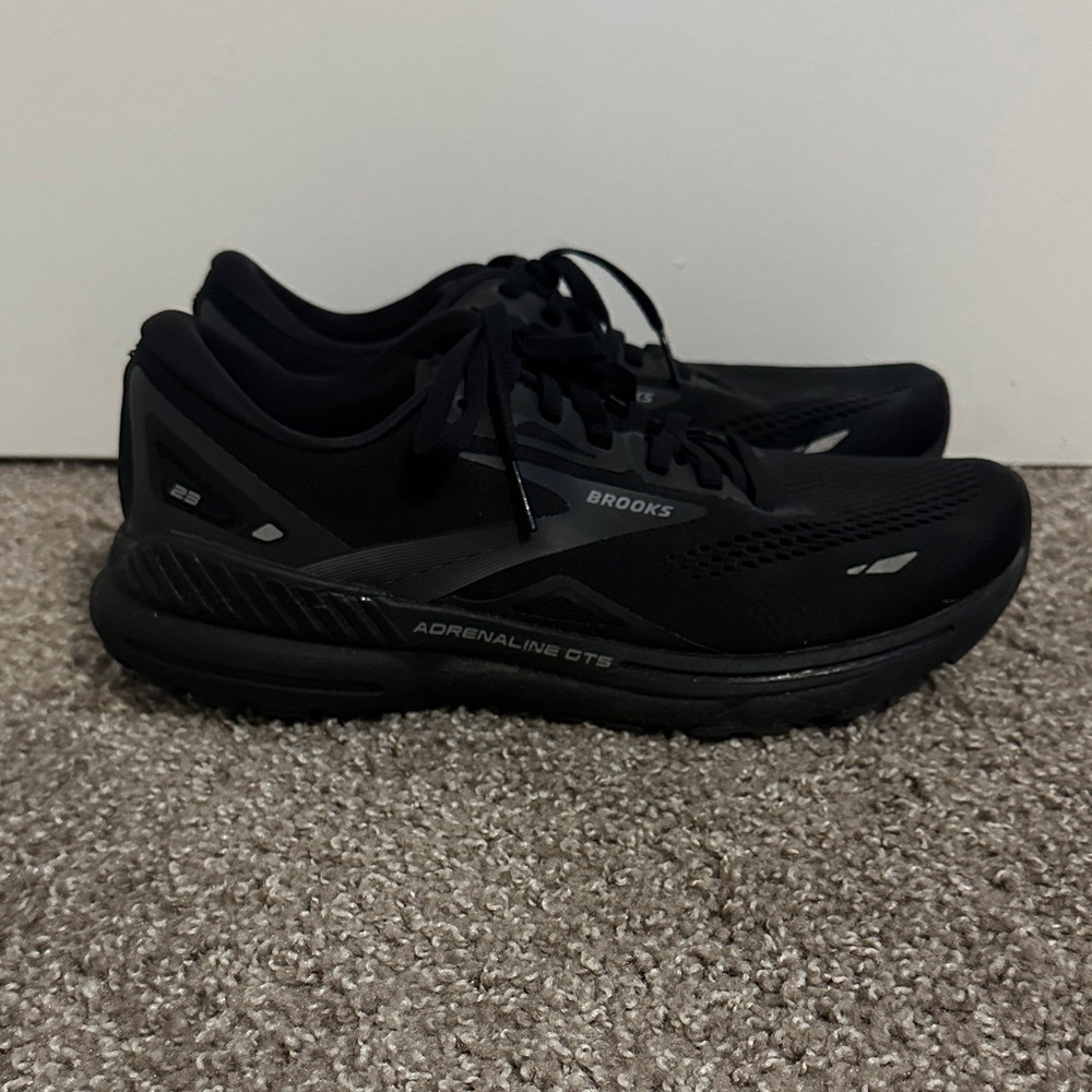 Brooks Women's Black and Gray Athletic Shoes